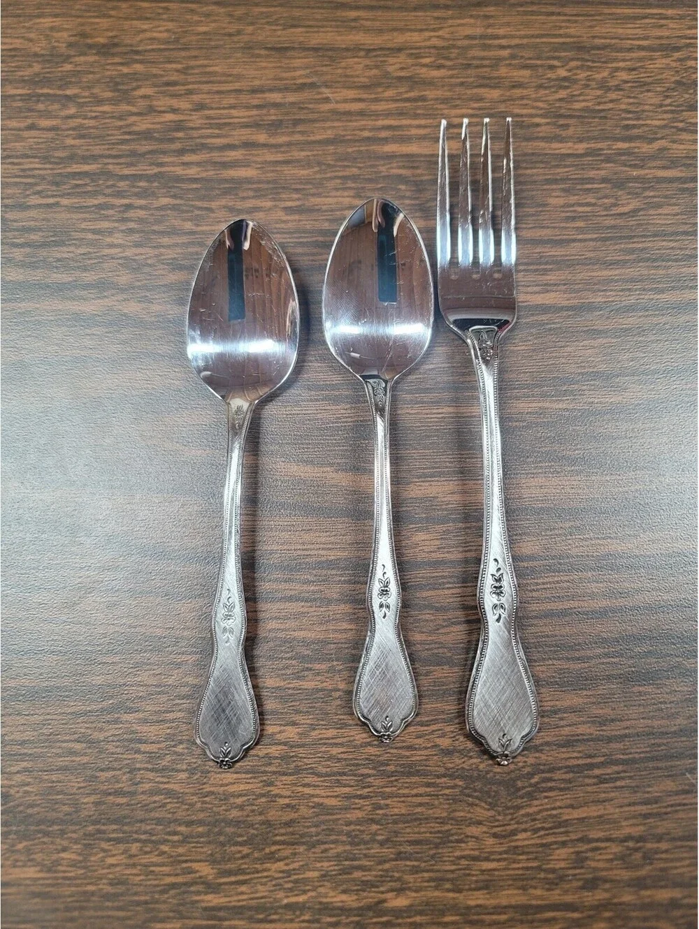Oneida Stainless Steel Flatware Set - 2 Spoons and 1 Fork